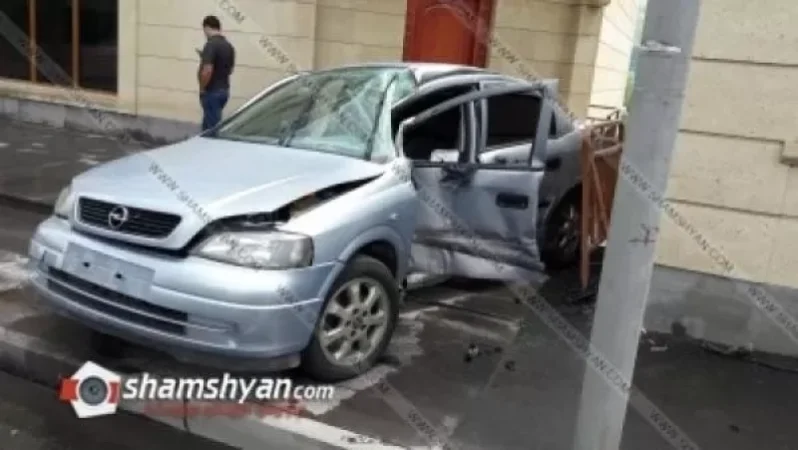 Opel-ը դուրս է եկել ճանապարհի երթևեկելի հատվածից, բախվել խանութի պատին, այնուհետ հայտնվել մայթին