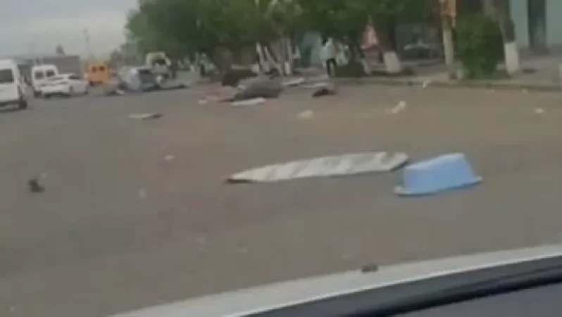 Հրազդանում շենքի տանիքը քամուց վնասվել է և ընկել ճանապարհի երթևեկելի հատված