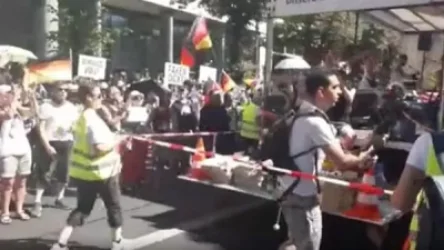 ՏԵՍԱՆՅՈՒԹ. Բողոքի ակցիա Բեռլինում «կորոնավիրուսային» սահմանափակումների դեմ. 7000 մարդ է մասնակցում