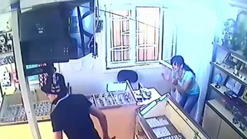 Կապել են ոսկու խանութի վաճառողուհու բերանն ու ձեռքերը, դանակի և զենքի գործադրմամբ սպառնացել