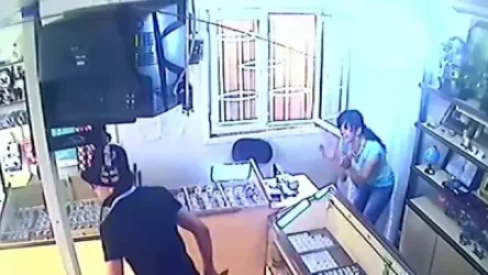 Կապել են ոսկու խանութի վաճառողուհու բերանն ու ձեռքերը, դանակի և զենքի գործադրմամբ սպառնացել