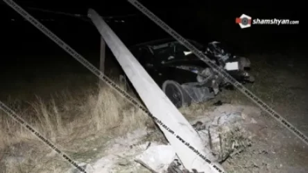 Մեքենան Արզնի-Բյուրեղավան ավտոճանապարհին դուրս է եկել ճանապարհի երթևեկելու գոտուց և  բախվել էլեկտրասյանը