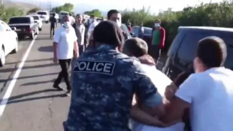 Ինձ և Ռաֆայել Հովհաննիսյանին բռնի ուժով բերման են ենթարկում Վայքի ոստիկանության բաժին. Վահագն Վարագյան