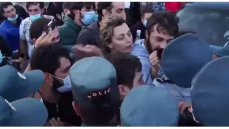 Իրավիճակը շարունակում է լարված մնալ. Ջերմուկ տանող ավտոճանապարհն Ամուլսարի պահապանները փակել են