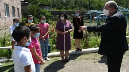 ՀՀ նախագահ Արմեն Սարգսյանն այցելել է սահմանամերձ Չինարի գյուղ