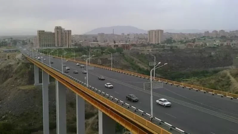 Քաղաքացին ցանկանում է ինքնասպանություն գործել՝ նետվելով Երևանի Դավիթաշենի կամրջից