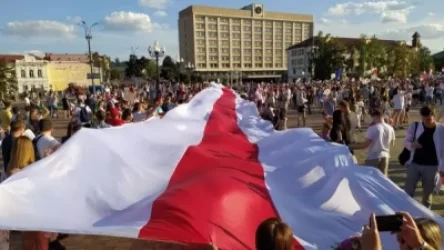 Բելառուսի Գրոդնո քաղաքի փողոցներով տարել են ընդդիմության հսկայական դրոշը
