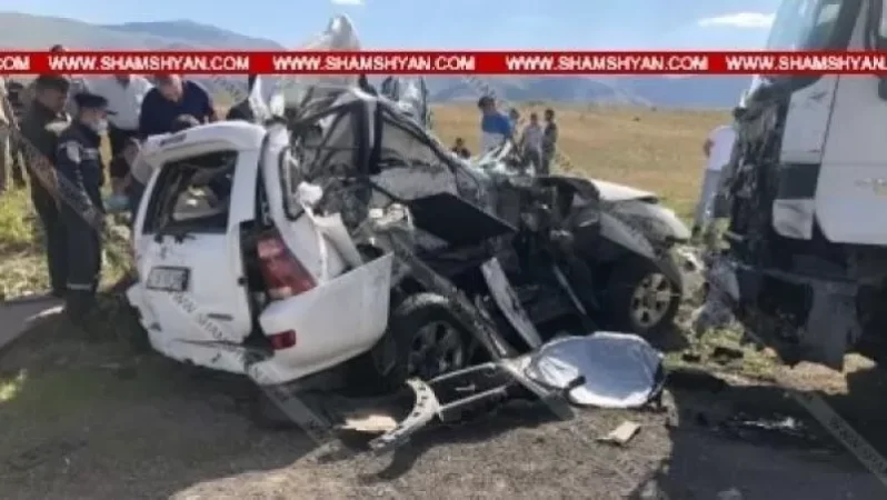 Ողբերգական ավտովթար. բախվել են MAN մակնիշի բեռնատարն ու Toyota-ն. ընտանիքի չորս անդամները տեղում մահացել են