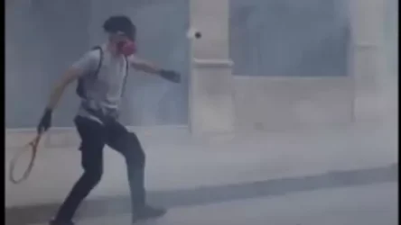 ՏԵՍԱՆՅՈՒԹ. Բեյրութում ցուցարարները ռակետներով հետ են նետել ոստիկանների նետած արցունքաբեր գազի բալոնները