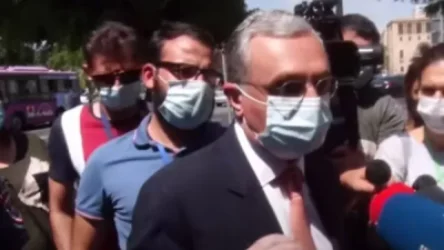 Մենք փակ չենք պահում սահմանը, բայց դա Ռուսաստանի քաղաքականությունն է. Մնացականյանը զրուցեց ցուցարարների հետ