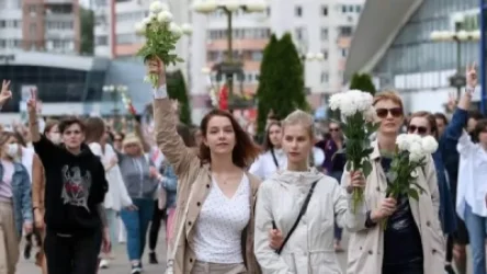 ՏԵՍԱՆՅՈՒԹ. Մինսկում սպիտակ հագած կանայք ծաղիկներով ակցիա են կազմակերպել