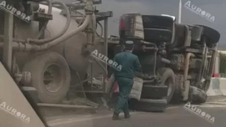 ՏԵՍԱՆՅՈՒԹ. Քիչ առաջ ցեմենտ տեղափոխող խոշոր բեռնատար է կողաշրջվել Արշակունյաց պողոտայում