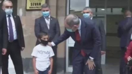 ՏԵՍԱՆՅՈՒԹ. Բա խի՞ մեր տան դեմը ասֆալտ չեք անում. սեւանցի փոքրիկը՝ Փաշինյանին