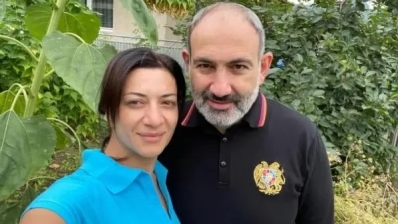 «Հայրենի տանը». Նիկոլ Փաշինյանը նոր լուսանկար է հրապարակել կնոջ հետ