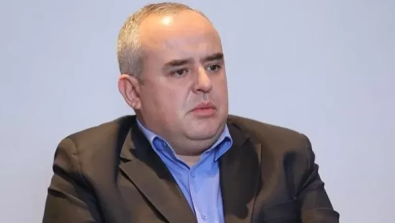 Փաստաբան Տիգրան Աթանեսյանը դադարեցնում է Հրայր Թովմասյանի սանիկի շահերի պաշտպանությունը