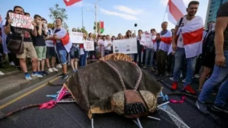 ՏԵՍԱՆՅՈՒԹ. Լուկաշենկոյի ծննդյան օրը Մինսկում տասնյակ հազարավոր ցուցարարներ «նվերներ» են բերել