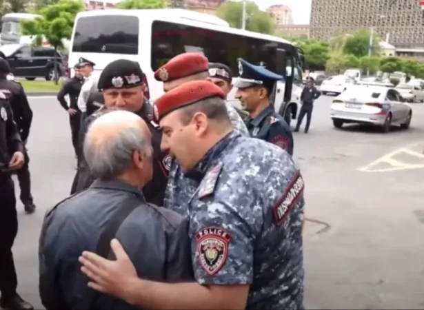 Դե, որ տունդ մտնեն թալանեն, հանկարծ 1-02 չզանգես, անցի․ կարմիրբերետավորը՝ ակցիայի մասնակցին