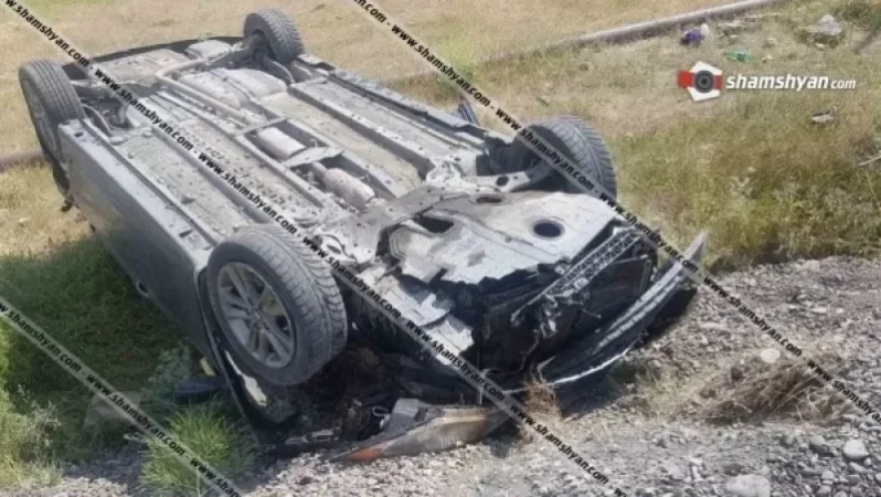 Լրագրողներ են վթարի ենթարկվել. մեքենան գլխիվայր շրջվելով հայտնվել է դաշտում