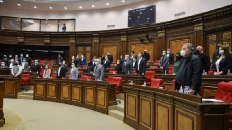 Ազգային ժողովը մեկ րոպե լռությամբ հոտընկայս հարգեց ադրբեջանցիների կրակոցից զոհված զինծառայողի հիշատակը