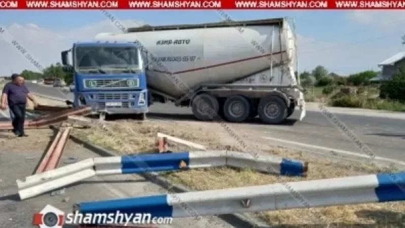 Մի քանի տոննա ցեմենտ տեղափոխող բեռնատար Volvo–ն, բախվել է երկաթե արգելապատնեշներին. shamshyan.com