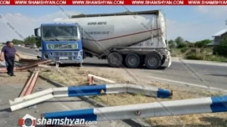 Մի քանի տոննա ցեմենտ տեղափոխող բեռնատար Volvo–ն, բախվել է երկաթե արգելապատնեշներին. shamshyan.com
