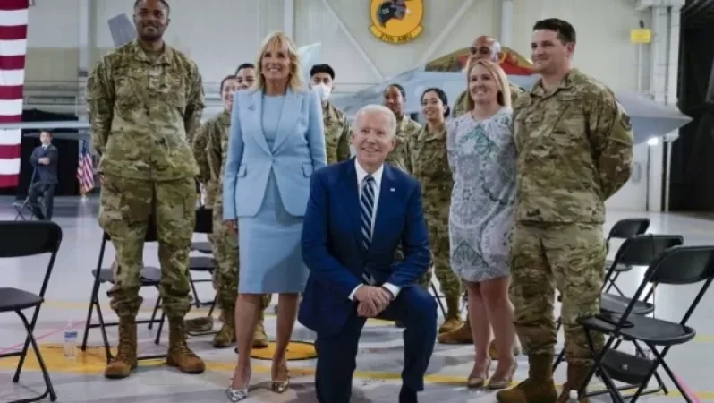 Բայդենը դարձյալ քննարկումների կենտրոնում է հայտնվել. «Նախ ծնկի է եկել, հետո կենտրոնացել վետերաններից մեկի դստեր վրա»