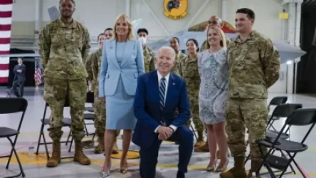 Բայդենը դարձյալ քննարկումների կենտրոնում է հայտնվել. «Նախ ծնկի է եկել, հետո կենտրոնացել վետերաններից մեկի դստեր վրա»