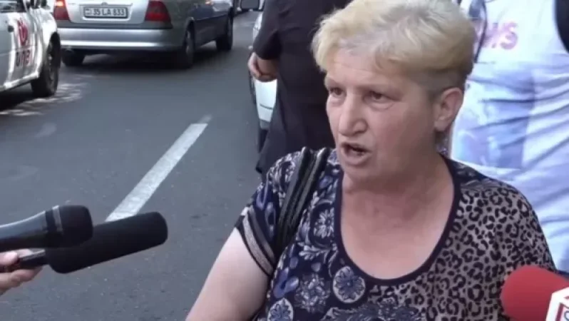 Չէ՞ որ մայր եմ, քոռ դանակով մեր վիզը կտրում են. անհետ կորած, գերեվարված զինվորների հարազատները հավաքվել են ՌԴ դեսպանատան մոտ