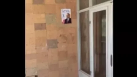 Մեծամորում՝ 15/02 տեղամասային կենտրոնի շենքի վրա փակցվել են ՔՊ քարոզչական պաստառներ