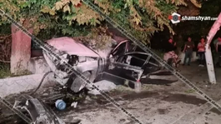 Mercedes-ը Աբովյանի նախկին զինկոմիսարիատի մոտ տապալել է էլեկտրասյուները և հայտնվել կանգառում