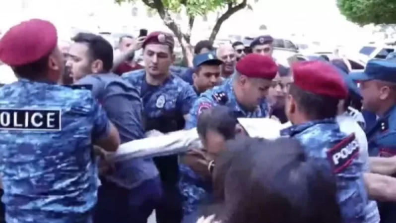 Կառավարության դիմաց ակցիա իրականացնող ՀՅԴ-ականներից 16-ը բերվել են ոստիկանություն