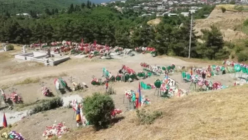Ընդհանուր առմամբ, ըստ չհաստատված տվյալների, Արցախի զոհերի թիվը մոտենում է 1800-ի. Հոխիկյան
