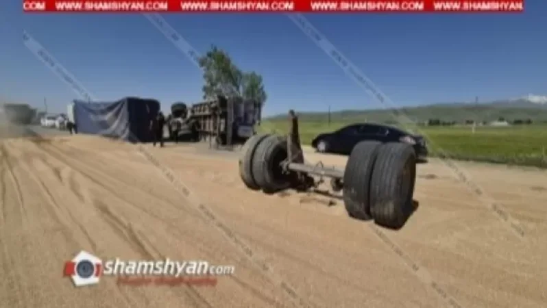 25 տոննա ցորենով բարձված «Կամազը» կողաշրջվել է, ցորենը լցված է ողջ ճանապարհով