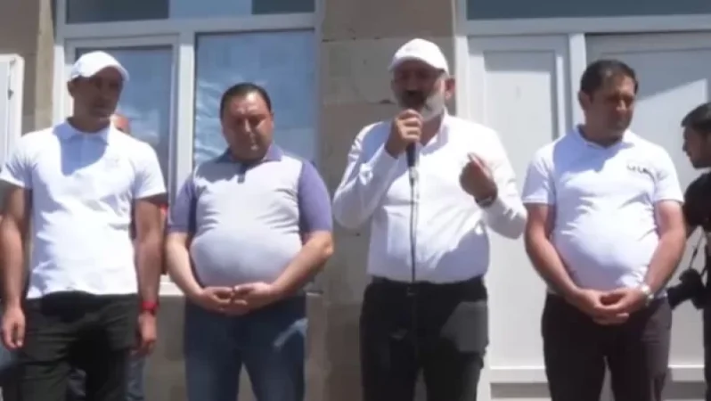 Փաշինյանը հորդորեց Սյունիքի համայնքապետերին «ինքնակամ պառկել ասֆալտին և սելֆի անել»