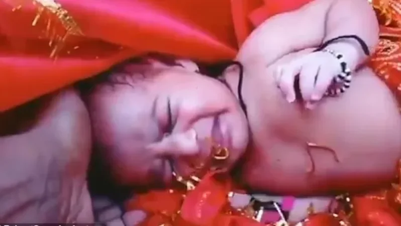 Հնդկաստանում տղամարդը Գանգեսի ափին փայտե արկղում նորածնի է գտել