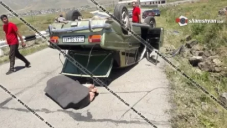Խոշոր ավտովթար՝ Գեղարքունիքի մարզում. անիվի պայթելու հետևանքով «03»-ը բախվել է քարերին և գլխիվայր շրջվել. կան վիրավորներ. Shamshyan. com