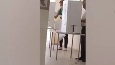 ՏԵՍԱՆՅՈՒԹ. Հանձնաժողովի նախագահը ստուգում է, թե ում օգտին են քվեարկել՝ բացակա քվեաթերթիկները ստուգելով