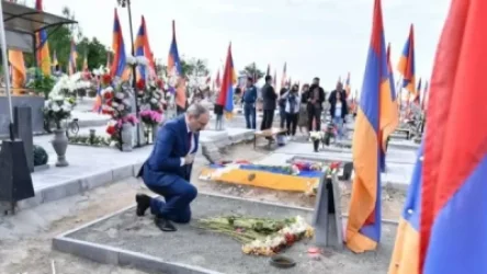 Փաշինյանը «Եռաբլուր» զինվորական պանթեոնում հարգանքի տուրք մատուցեց Արցախյան պատերազմների հերոսներին