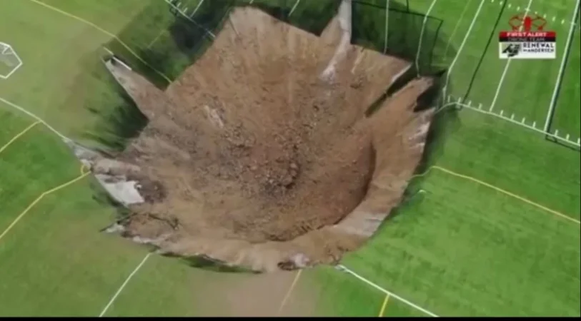 Իլինոյս նահանգում տեղակայված ֆուտբոլի դաշտում անսպասելիորեն փոս է առաջացել
