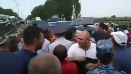 Բողոքի ակցիայի ընթացքում ցուցարարների և ցույցը հսկող ոստիկաններիի միջև տեղի է ունեցել վիճաբանություն և հրմշտոց