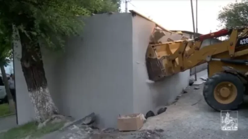 Շարունակվում է մայրաքաղաքի տարբեր վարչական շրջաններում ապօրինի կառույցների ապամոնտաժումը