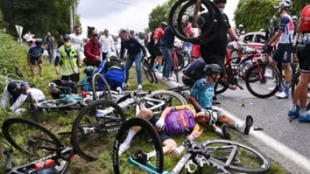 ՏԵՍԱՆՅՈՒԹ. Երկրպագուի պատճառով հեծանվային մրցաշարի ժամանակ զանգվածային վթար է տեղի ունեցել