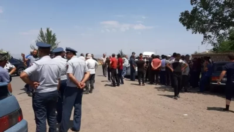 Գյուղացիները փակել են Երևան-Գյումրի ճանապարհը. ոռոգման ջրի խնդիրը չի լուծվում