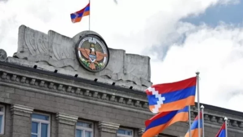 Երեկ «Խանքենդի» էջում տեղադրվել է հայտարարություն, որով Արցախի բնակչությանը կոչ է արվում «WhatsApp»-ով իրենց նշված հեռախոսահամարին հարցեր ուղարկել