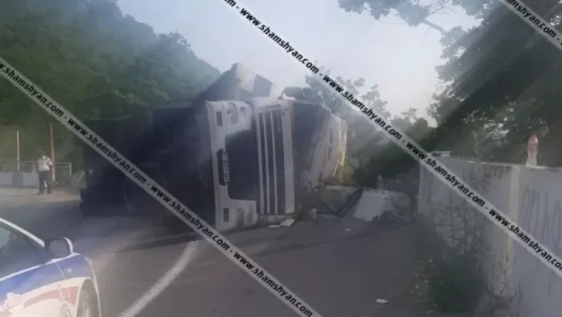 Խոշոր ավտովթար՝ Լոռու մարզում. 20 տոննա ծիրանով բարձված բեռնատարը «Սատանի կամրջի» մոտ կողաշրջվել է. կա վիրավոր