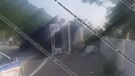 Խոշոր ավտովթար՝ Լոռու մարզում. 20 տոննա ծիրանով բարձված բեռնատարը «Սատանի կամրջի» մոտ կողաշրջվել է. կա վիրավոր