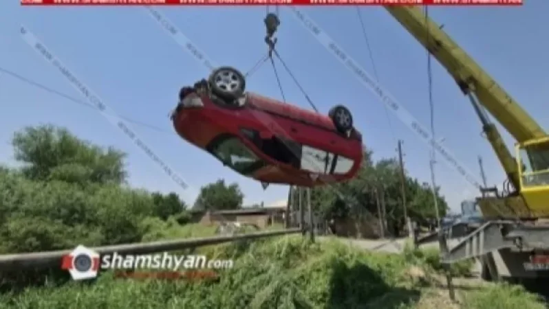 25-ամյա վարորդը Opel Zafira-ով բախվել է երկաթե արգելապատնեշներին և գլխիվայր հայտնվել ջրատարում. կա վիրավոր