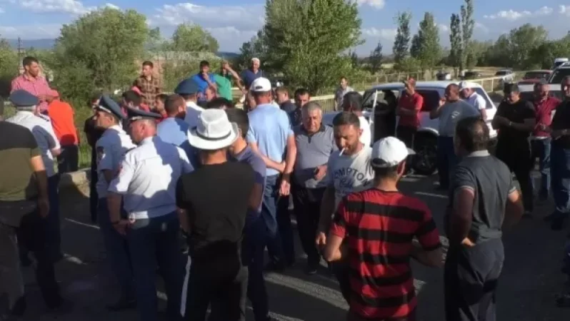 Շիրակի մարզի հողօգտագործողները բացել են ճանապարհը՝ պայմանով