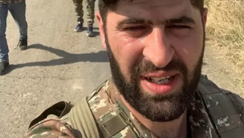 Վիրավոր վիճակում խոսել է ընկերոջ հետ, հետո հեռախոսը մի կողմ գցել ու պայթացրել իրեն ու թշնամուն․  Կարեն Հովհաննիսյանը՝ անմահացած հերոսի մասին