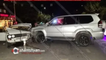 Խոշոր ավտովթար Երևանում. էրեբունի-Նոր Արեշի 26-րդ փողոցների խաչմերուկում բախվել են Toyota Land Cruiser Prado-ն ու 06-ը. կա վիրավոր
